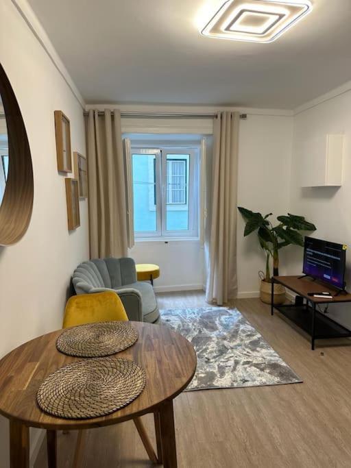 Stylish Renovated Apartment In Chiado Lisboa Ngoại thất bức ảnh