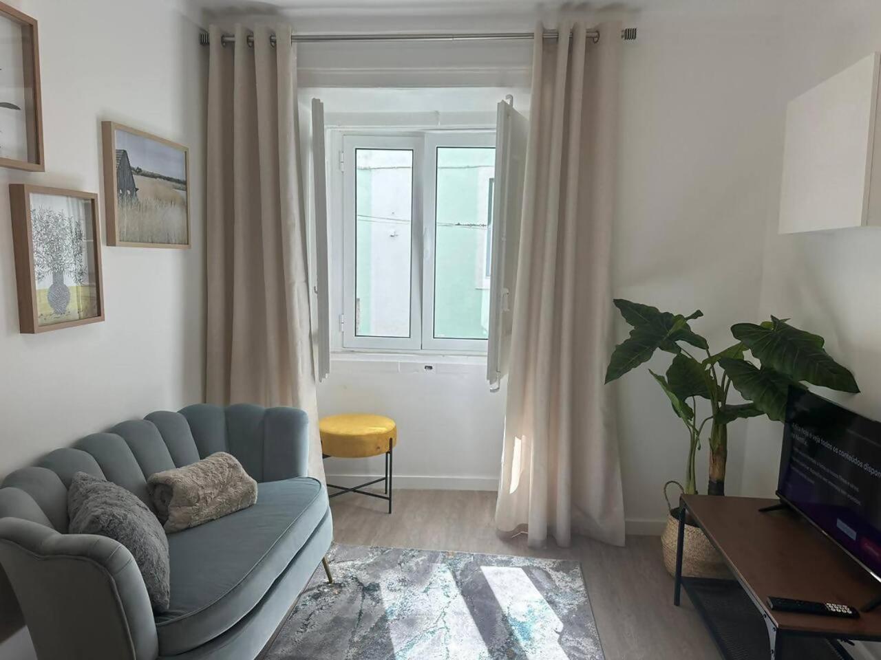 Stylish Renovated Apartment In Chiado Lisboa Ngoại thất bức ảnh